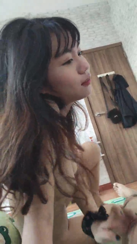 Phim sex Không Bao - Cô bé nhún mạnh mẽ trên cây cặc khổng lồ đầy thịt.