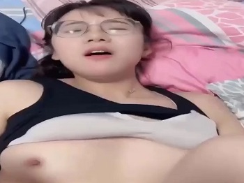 Em kính cận xinh đẹp bị đè ra đụ mạnh bạo cực sướng